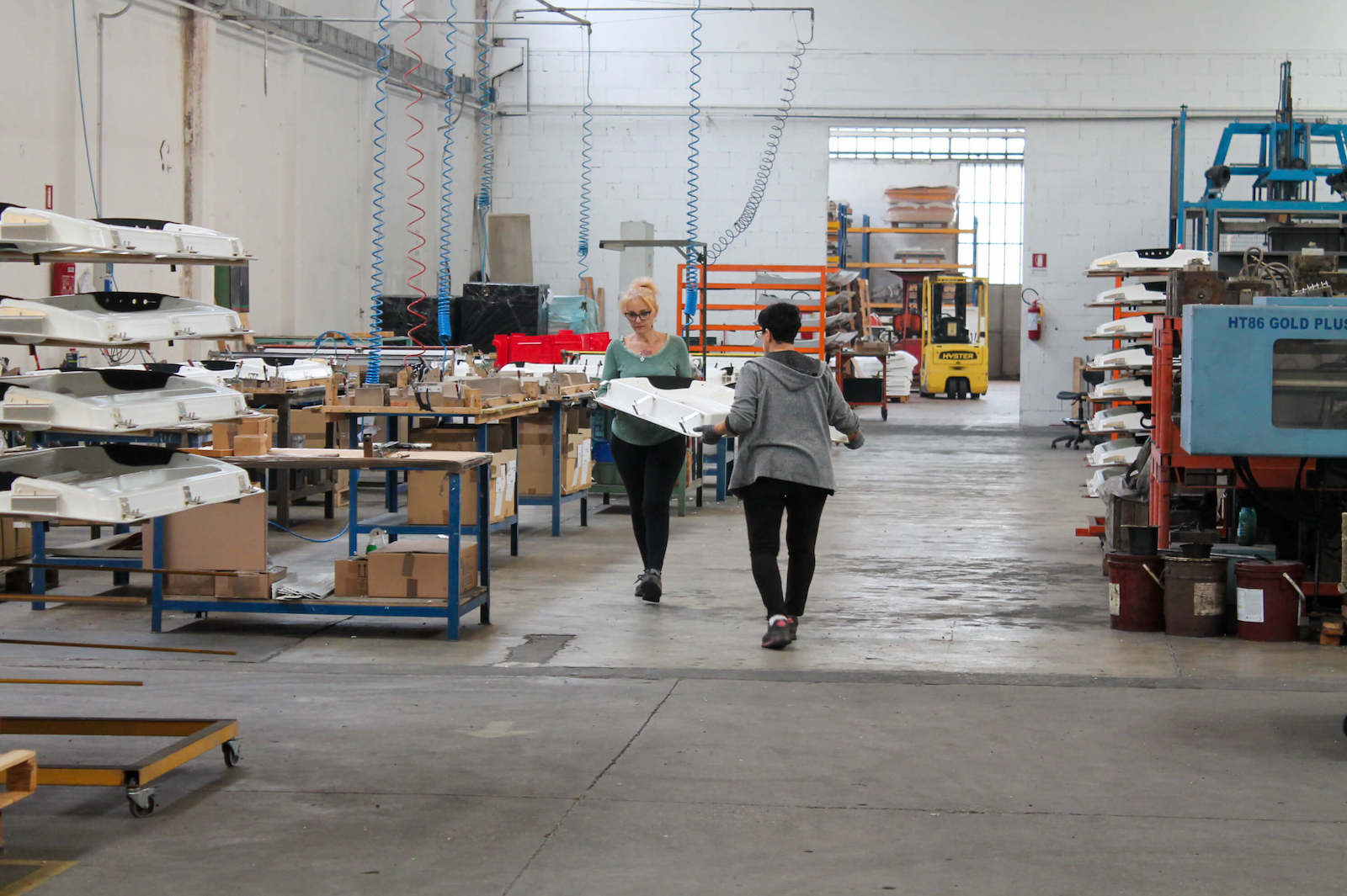 due donne che lavorano, quota rosa nell'azienda metalplastic srl, lavorazioni di materie plastiche