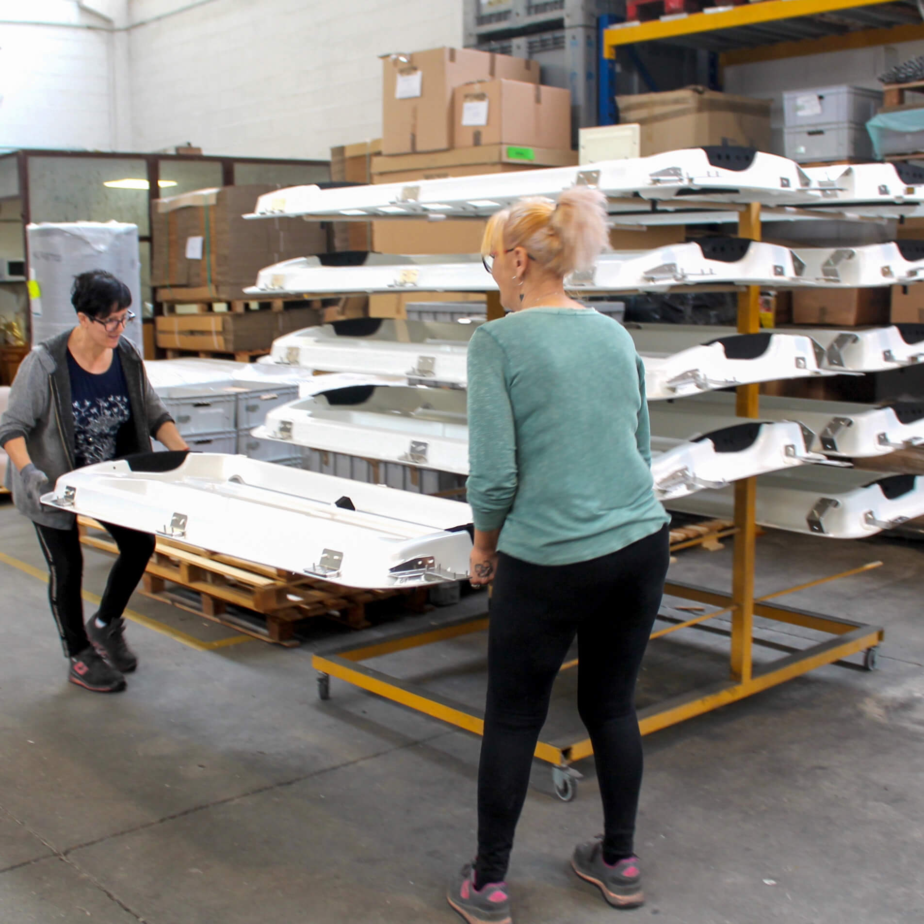 due donne che lavorano, quota rosa nell'azienda metalplastic srl, lavorazioni di materie plastiche